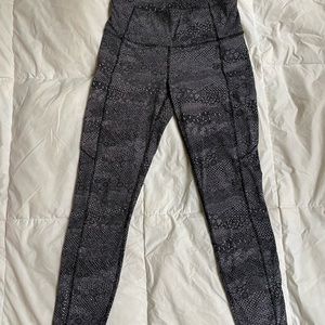 lululemon 7/8 High Rise Legging Size 8 - Black and White Zentangle Print